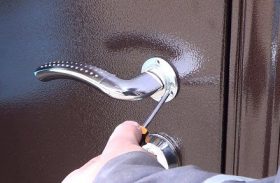 Замена дверной ручки металлической двери в Петропавловск-Камчатском